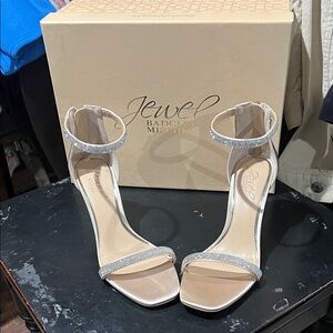 Women’s size 6 1/2 Tan Jewel Badgley Mischka Elegant Silver Heels